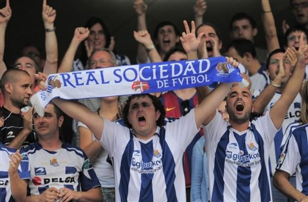 Khán giả Real Sociedad chào đón Barca. Khán giả Real Sociedad chào đón Barca.