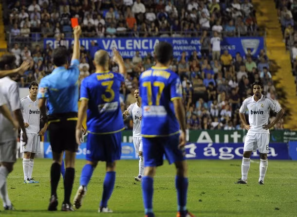 Real gặp khó một phần cũng vì chiếc thẻ đỏ của Sami Khedira.