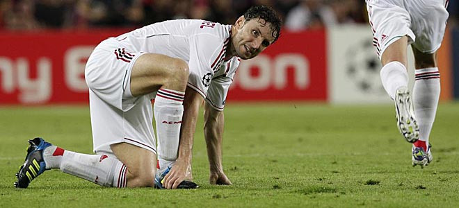 Sang hiệp hai, Milan tỏ ra yếu thế trước Barca.