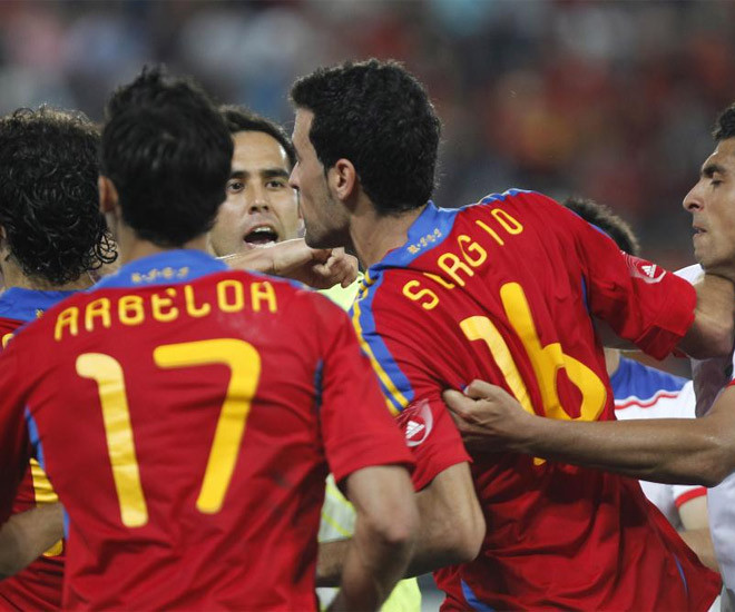 ...Busquets cũng tham gia để ủng hộ Arbeloa.