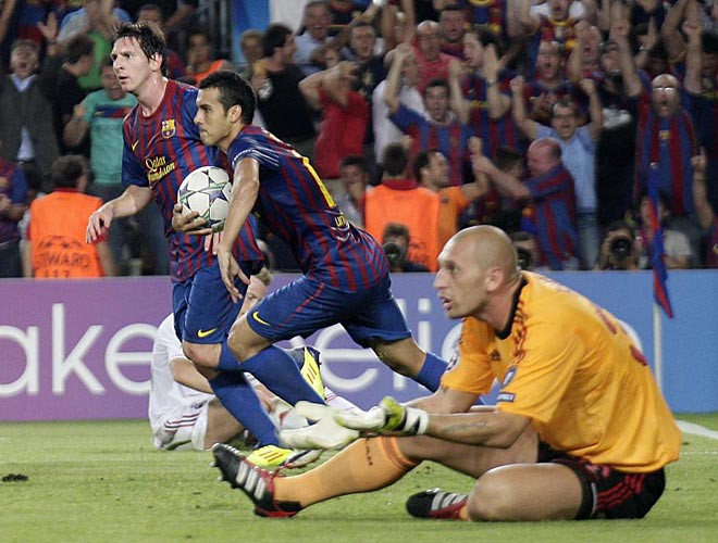 "La Pulga" tạo điều kiện cho Pedro ghi bàn.