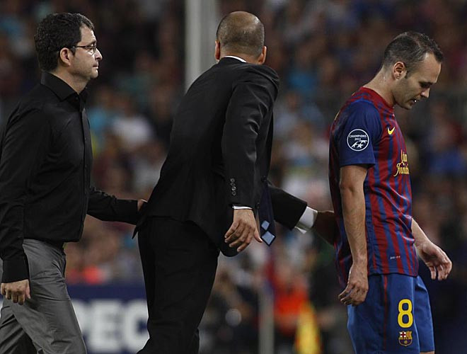 Iniesta dính chấn thương phải rời sân.