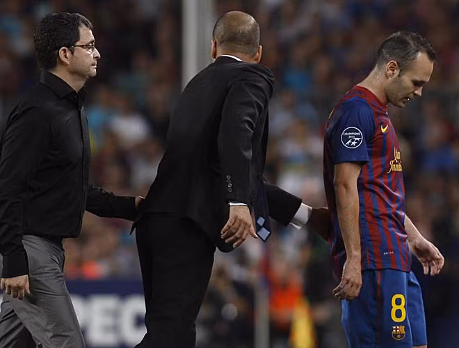 Iniesta dính chấn thương phải rời sân. Iniesta dính chấn thương phải rời sân.