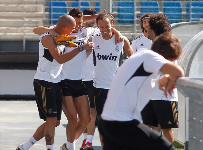 C.Ronaldo làm vai trò kết nối giữa hai cầu thủ. C.Ronaldo làm vai trò kết nối giữa hai cầu thủ.