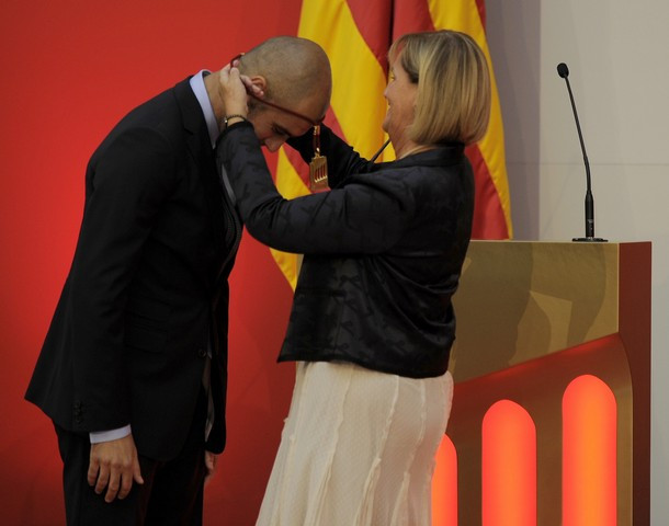 Guardiola nhận kỷ niệm chương từ bà Nuria de Gispert, Chủ tịch Nghị viện vùng Catalonia. Guardiola nhận kỷ niệm chương từ bà Nuria de Gispert, Chủ tịch Nghị viện vùng Catalonia.