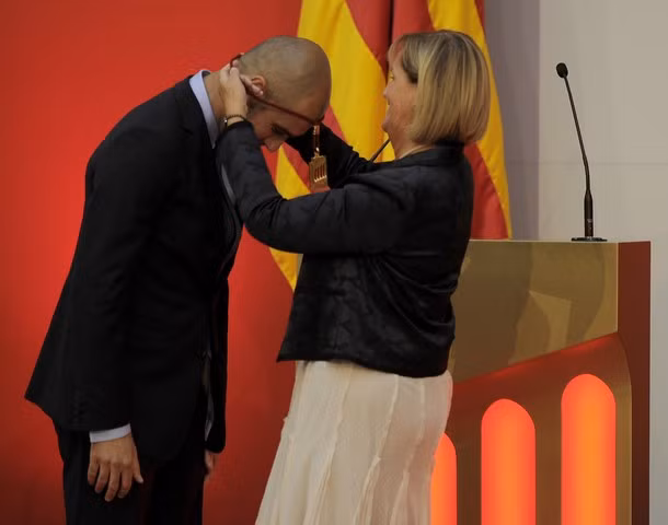 Guardiola nhận kỷ niệm chương từ bà Nuria de Gispert, Chủ tịch Nghị viện vùng Catalonia.