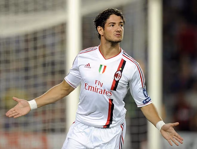 Pato khiến hàng ngàn khán giả trên sân Nou Camp khi mở tỷ số trận đấu ở ngay giây thứ 24. Pato khiến hàng ngàn khán giả trên sân Nou Camp khi mở tỷ số trận đấu ở ngay giây thứ 24.