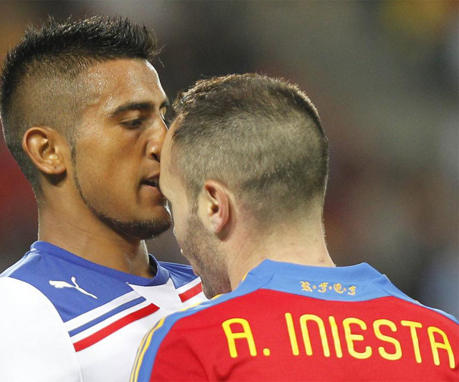 Iniesta lao vào định tẩn đối thủ nhưng anh đủ thông minh để kiềm chế cái đầu nóng của mình.