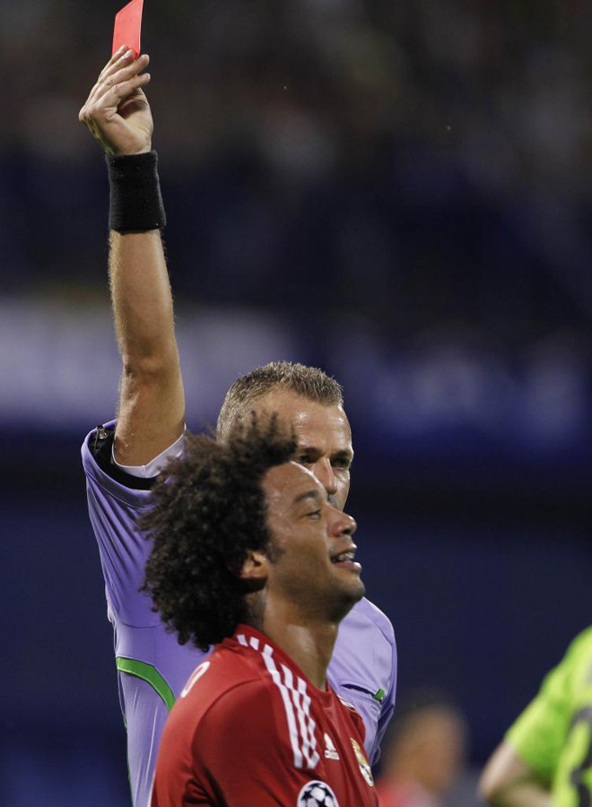 Trọng tài xử thẻ đỏ với hậu vệ Marcelo. Trọng tài xử thẻ đỏ với hậu vệ Marcelo.