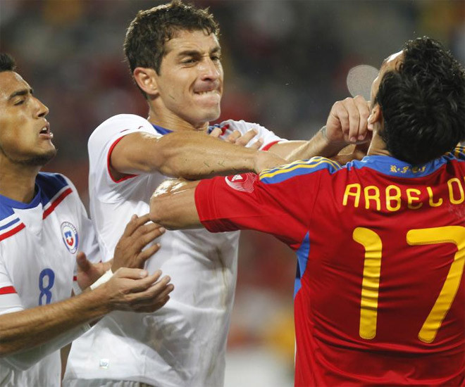 Một cảnh tượng y như cuộc chiến giữa Real và Barca nhưng khác biệt ở chỗ...