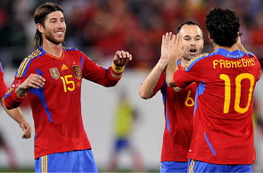 Trước đó anh niềm nở chúc mừng chiến công của Iniesta và Fabregas.