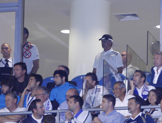 Jose Mourinho xem trực tiếp trận đấu từ khán đài. Theo tờ Sport, trong suốt 90 phút, "Người đặc biệt" đã bí mật chỉ đạo cầu thủ Real thông qua các trợ lý. Jose Mourinho xem trực tiếp trận đấu từ khán đài. Theo tờ Sport, trong suốt 90 phút, "Người đặc biệt" đã bí mật chỉ đạo cầu thủ Real thông qua các trợ lý.