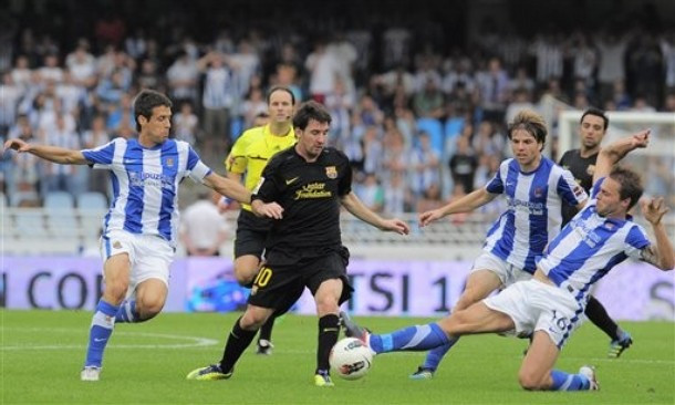 Các cầu thủ đội chủ nhà thi đấu rất quyết tâm. Các cầu thủ đội chủ nhà thi đấu rất quyết tâm.