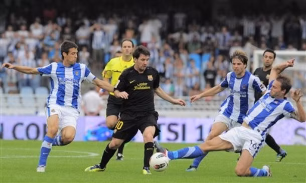 Các cầu thủ đội chủ nhà thi đấu rất quyết tâm.