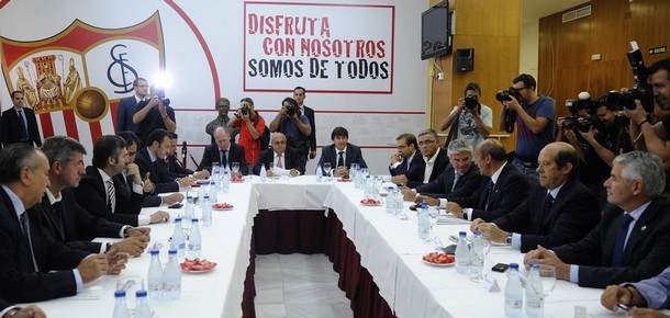 12 CLB ở La Liga họp tại Ramon Sanchez Pizjuan (Sevilla) để chống lại sự độc quyền của Barca và Real trong vấn đề bản quyền truyền hình. 12 CLB ở La Liga họp tại Ramon Sanchez Pizjuan (Sevilla) để chống lại sự độc quyền của Barca và Real trong vấn đề bản quyền truyền hình.