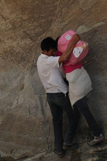 Điều khó khăn nhất trong hành trình là thiếu nước uống. Bời vì, học sinh thường không cảm thấy khát khi lội qua nước, những đến đoạn đường núi cao rất khó kiếm nước uống. Điều khó khăn nhất trong hành trình là thiếu nước uống. Bời vì, học sinh thường không cảm thấy khát khi lội qua nước, những đến đoạn đường núi cao rất khó kiếm nước uống.