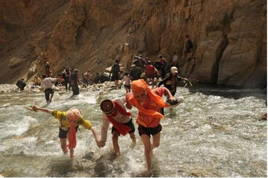 Lội qua 4 đoạn sông nước lạnh Lội qua 4 đoạn sông nước lạnh