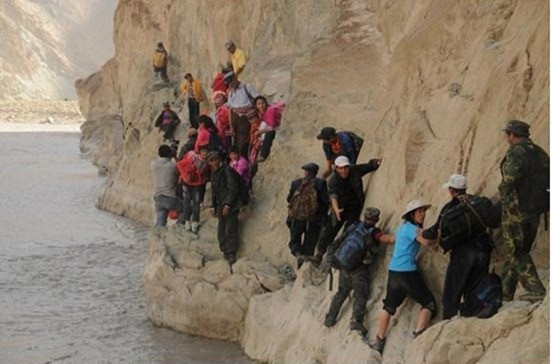 Muốn đến được ngôi làng Pili, bạn phải men theo những vách núi dựng đứng Muốn đến được ngôi làng Pili, bạn phải men theo những vách núi dựng đứng