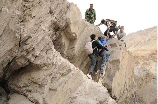 Nếu không thể bơi qua những đoạn sông chảy siết, bạn phải đi vòng bằng cách leo qua những ngọn núi hiểm trở. Nếu không thể bơi qua những đoạn sông chảy siết, bạn phải đi vòng bằng cách leo qua những ngọn núi hiểm trở.