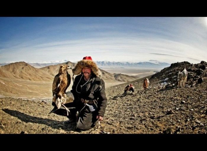 Gia đình ông viốn có truyền thống huấn luyện đại bàng săn mồi. Gia đình ông viốn có truyền thống huấn luyện đại bàng săn mồi.