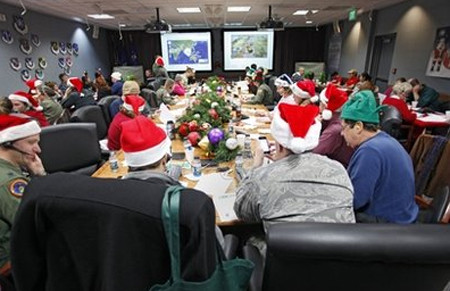Các nhân viên của NORAD trả lời điện thoại của các em nhỏ khắp thế giới Các nhân viên của NORAD trả lời điện thoại của các em nhỏ khắp thế giới