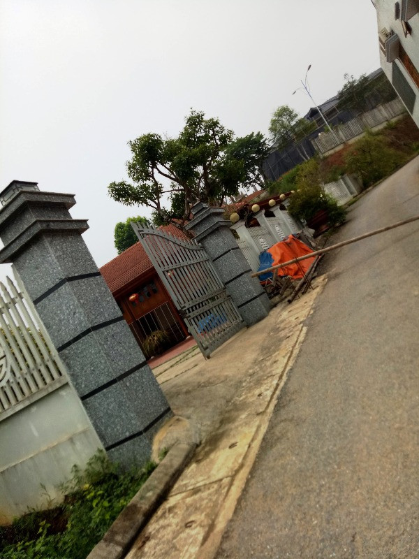 Con đường thảm nhựa dẫn lên khu dinh thự được canh gác nghiêm ngặt (ảnh Minh Thệ) Con đường thảm nhựa dẫn lên khu dinh thự được canh gác nghiêm ngặt (ảnh Minh Thệ)