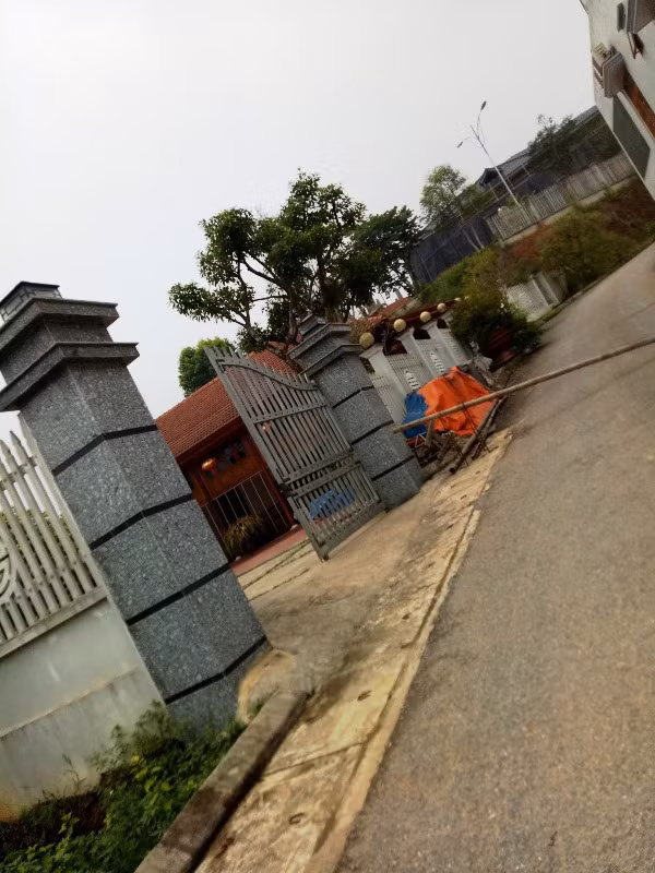 Con đường thảm nhựa dẫn lên khu dinh thự được canh gác nghiêm ngặt (ảnh Minh Thệ)