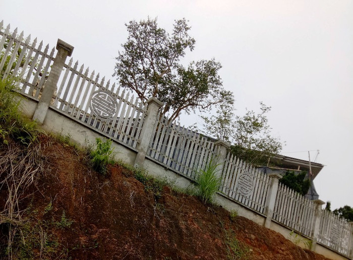 Hệ thống tường bao quanh kiên cố (ảnh Minh Thệ) Hệ thống tường bao quanh kiên cố (ảnh Minh Thệ)