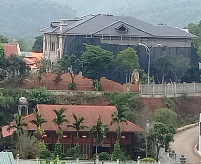 Ngôi nhà rất to, nằm bệ vệ trên đỉnh đồi, giữa núi rừng bạt ngàn, bao la khiến người dân nghèo miền núi cũng phải trầm trồ khen ngợi (ảnh Minh Thệ) Ngôi nhà rất to, nằm bệ vệ trên đỉnh đồi, giữa núi rừng bạt ngàn, bao la khiến người dân nghèo miền núi cũng phải trầm trồ khen ngợi (ảnh Minh Thệ)