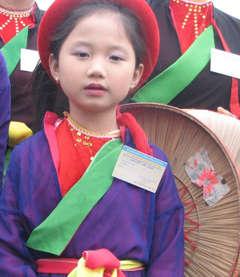 Một liền chị "nhí" cùng hát...