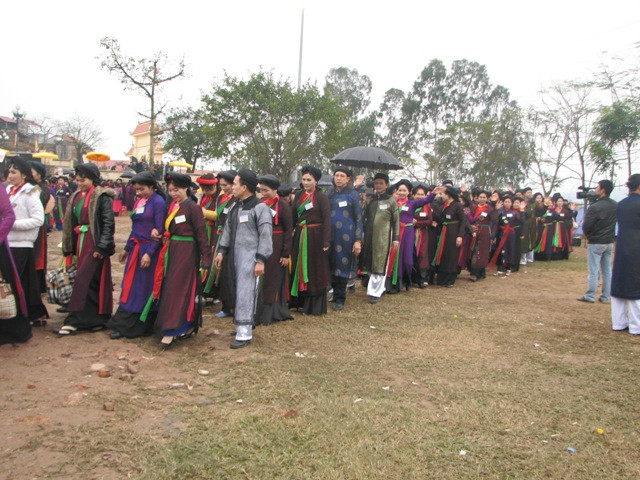 Với số người mặc trang phục...