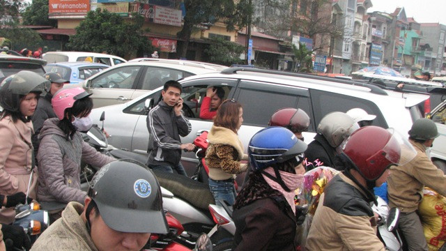 Gọi "cầu cứu" người thân Gọi "cầu cứu" người thân