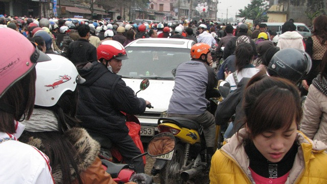 Cả một đoạn đường gần 3 km từ cổng vào lễ hội đến hết thị trấn Lim (hướng về Hà Nội) đều bị kẹt cứng Cả một đoạn đường gần 3 km từ cổng vào lễ hội đến hết thị trấn Lim (hướng về Hà Nội) đều bị kẹt cứng