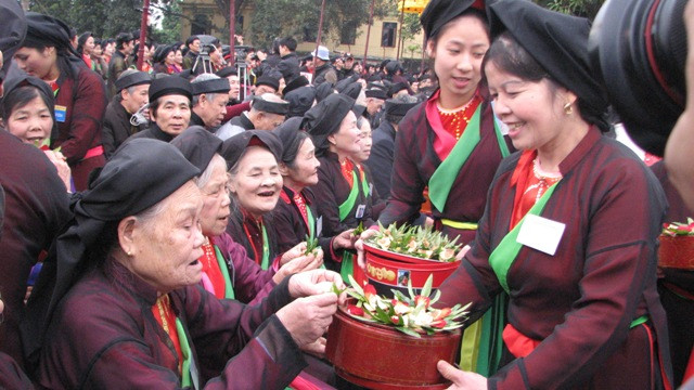 Bài hát dân ca quan họ Bắc Ninh "Mời trầu" đồng loạt vang lên...