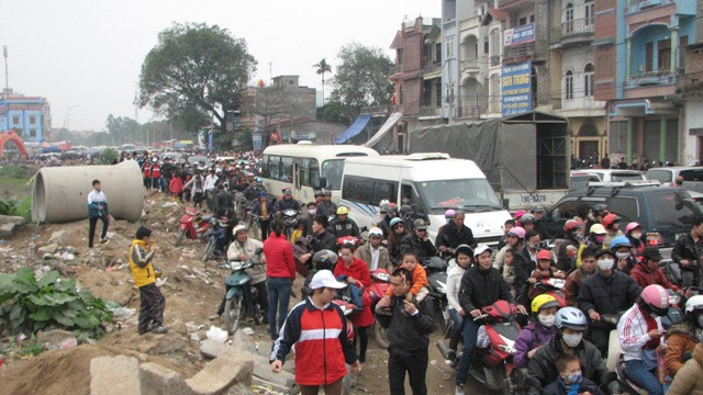 Các hàng xe nối đuôi nhau, nhưng không tài nào đi được. Các hàng xe nối đuôi nhau, nhưng không tài nào đi được.