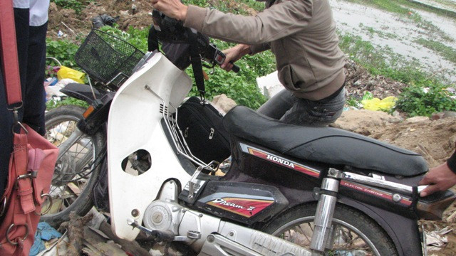 Một người cố len lên bị ngã Một người cố len lên bị ngã