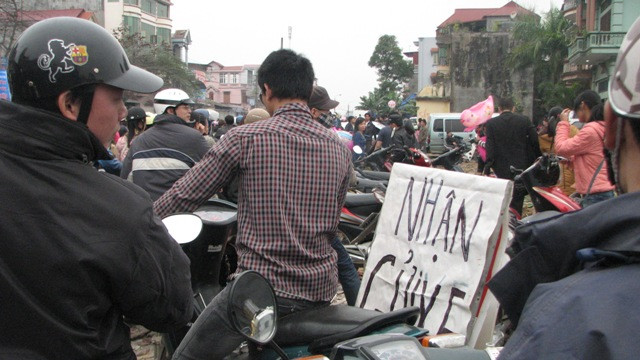 Một bãi trông giữ xe nằm ngay ven đường Một bãi trông giữ xe nằm ngay ven đường