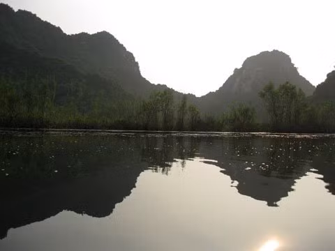 Thú đi chùa Hương trái mùa hút giới trẻ ảnh 1