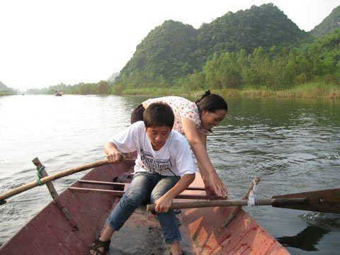thử chèo thuyền trên suối Yến thử chèo thuyền trên suối Yến