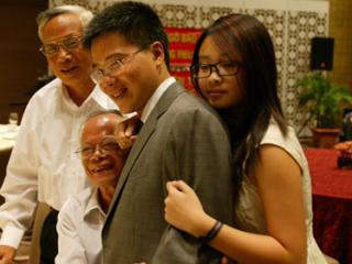 GS Ngô Bảo Châu và con gái lớn của mình GS Ngô Bảo Châu và con gái lớn của mình