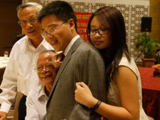 GS Ngô Bảo Châu và con gái lớn của mình