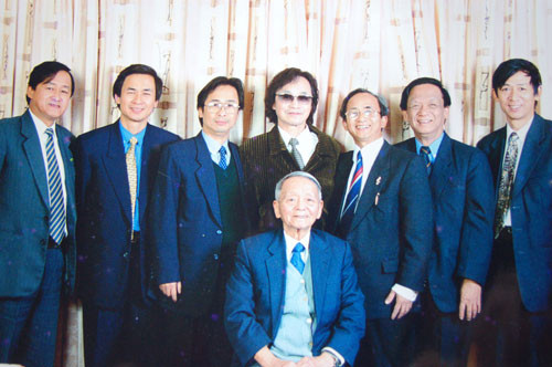 NGND Nguyễn Lân và 7 người con trai NGND Nguyễn Lân và 7 người con trai