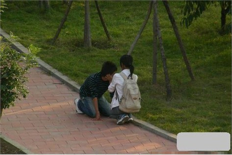 Những câu chuyện "quỳ gối vì tình" của giới trẻ Trung Quốc đã từng một thời xôn xao thế giới mạng và dường như những "hành động xấu xí" này vẫn đang không ngừng gia tăng khi đâu đó vẫn còn những chàng trai, cô gái vì tình yêu bán đứng thể diện. Những câu chuyện "quỳ gối vì tình" của giới trẻ Trung Quốc đã từng một thời xôn xao thế giới mạng và dường như những "hành động xấu xí" này vẫn đang không ngừng gia tăng khi đâu đó vẫn còn những chàng trai, cô gái vì tình yêu bán đứng thể diện.