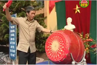 Ông Đinh Thế Huynh đánh trống khai giảng năm học mới tại Trường THPT Dương Quảng Hàm. Ảnh: Chính phủ Ông Đinh Thế Huynh đánh trống khai giảng năm học mới tại Trường THPT Dương Quảng Hàm. Ảnh: Chính phủ
