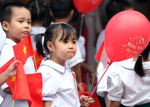 Học sinh lớp 1 trường tiểu học Thịnh Hào - Hà Nội trong Lễ khai giảng. Ảnh: VOV Học sinh lớp 1 trường tiểu học Thịnh Hào - Hà Nội trong Lễ khai giảng. Ảnh: VOV