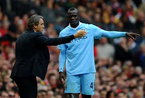 Mario Balotelli hoàn toàn có thể khiến Man City thua trong trận derby Manchester bởi tính cách "ông trời con" của mình Mario Balotelli hoàn toàn có thể khiến Man City thua trong trận derby Manchester bởi tính cách "ông trời con" của mình