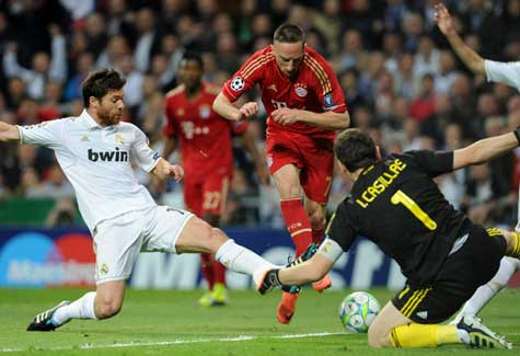 Alonso kịp lao về chuồi bóng cản cú đá bồi của Ribery trong hiệp 1 Alonso kịp lao về chuồi bóng cản cú đá bồi của Ribery trong hiệp 1