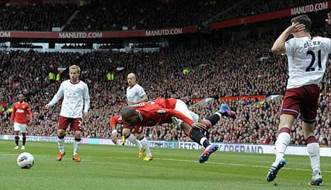 Pha ngã cố ý của Ashley Young giúp MU có lợi thế dẫn bàn từ sớm Pha ngã cố ý của Ashley Young giúp MU có lợi thế dẫn bàn từ sớm