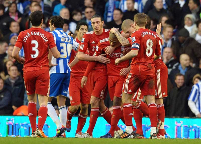 4) Chiến thuật: Liverpool rất mạnh trong bóng bổng và các tình huống cố định, tuy nhiên điểm yếu lớn nhất mà The Kop đang có đó là việc chuyển hóa cơ hội thành bàn thắng (ghi 36 bàn, tỷ lệ trung bình 16 cú dứt điểm/trận tức nhiều thứ 5 ở Premier League). Đa phần những pha lập công của họ mùa này có dấu ấn rất rõ rệt từ kỹ thuật cá nhân (đặc biệt là của Suarez) chứ không phải là tận dụng những pha đánh biên và tạt bổng vào trong hay đá phạt cố định (mới ghi 11 bàn từ các quả phạt, nhiều thứ 9 Premier League và ngang bằng với Chelsea). Liverpool đang phí phạm sự đa năng của các hậu vệ cánh như Glen Johnson, Jose Enrique và Martin Kelly, bởi những người này luôn cung cấp những giải pháp tấn công đa dạng từ 2 biên (Liverpool dẫn đầu giải Ngoại hạng về tỷ lệ trung bình số quả tạt với 29 quả tạt/trận). 4) Chiến thuật: Liverpool rất mạnh trong bóng bổng và các tình huống cố định, tuy nhiên điểm yếu lớn nhất mà The Kop đang có đó là việc chuyển hóa cơ hội thành bàn thắng (ghi 36 bàn, tỷ lệ trung bình 16 cú dứt điểm/trận tức nhiều thứ 5 ở Premier League). Đa phần những pha lập công của họ mùa này có dấu ấn rất rõ rệt từ kỹ thuật cá nhân (đặc biệt là của Suarez) chứ không phải là tận dụng những pha đánh biên và tạt bổng vào trong hay đá phạt cố định (mới ghi 11 bàn từ các quả phạt, nhiều thứ 9 Premier League và ngang bằng với Chelsea). Liverpool đang phí phạm sự đa năng của các hậu vệ cánh như Glen Johnson, Jose Enrique và Martin Kelly, bởi những người này luôn cung cấp những giải pháp tấn công đa dạng từ 2 biên (Liverpool dẫn đầu giải Ngoại hạng về tỷ lệ trung bình số quả tạt với 29 quả tạt/trận).