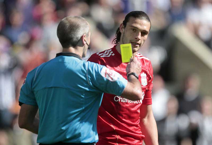 2) Chuyển nhượng: Thất bại lớn nhất trong lĩnh vực này của Dalglish trong triều đại thứ 2 cùng Liverpool đó chính là đưa về Andy Carroll với giá 35 triệu bảng. Carroll mới chỉ 23 tuổi, chưa kinh qua đội tuyển quốc gia và cũng chưa hề chứng minh được ảnh hưởng to lớn tại Newcastle. Không những vậy trong mùa giải này Carroll mới chỉ ghi được 6 bàn/38 trận (tỷ lệ dứt điểm là 2 cú sút/trận), và phong độ của anh khiến Luis Suarez, người vốn không phải là trung phong, thường xuyên phải đảm nhiệm vai trò ghi bàn một cách bất đắc dĩ mùa này. 2) Chuyển nhượng: Thất bại lớn nhất trong lĩnh vực này của Dalglish trong triều đại thứ 2 cùng Liverpool đó chính là đưa về Andy Carroll với giá 35 triệu bảng. Carroll mới chỉ 23 tuổi, chưa kinh qua đội tuyển quốc gia và cũng chưa hề chứng minh được ảnh hưởng to lớn tại Newcastle. Không những vậy trong mùa giải này Carroll mới chỉ ghi được 6 bàn/38 trận (tỷ lệ dứt điểm là 2 cú sút/trận), và phong độ của anh khiến Luis Suarez, người vốn không phải là trung phong, thường xuyên phải đảm nhiệm vai trò ghi bàn một cách bất đắc dĩ mùa này.